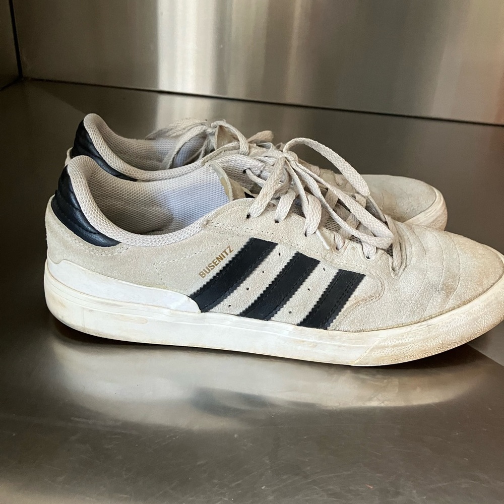Adidas tennis shoes 
Used
Good condition